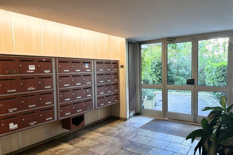 Appartement à vendre 5 pièces - Rez de jardin - CALME - PARKINGS - PROCHE DES COMMODITES - photo 2