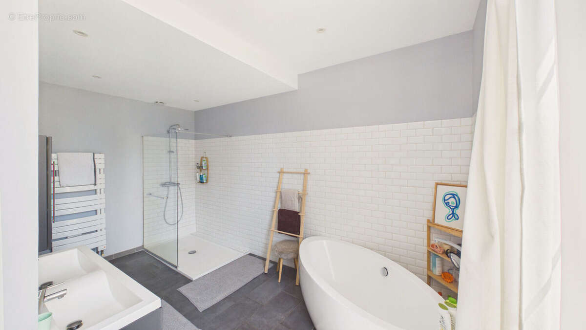 Maison de caractère entièrement rénovée à Avignon . 140 m² habitables, jardin arboré, à 5 minutes des remparts - photo 11