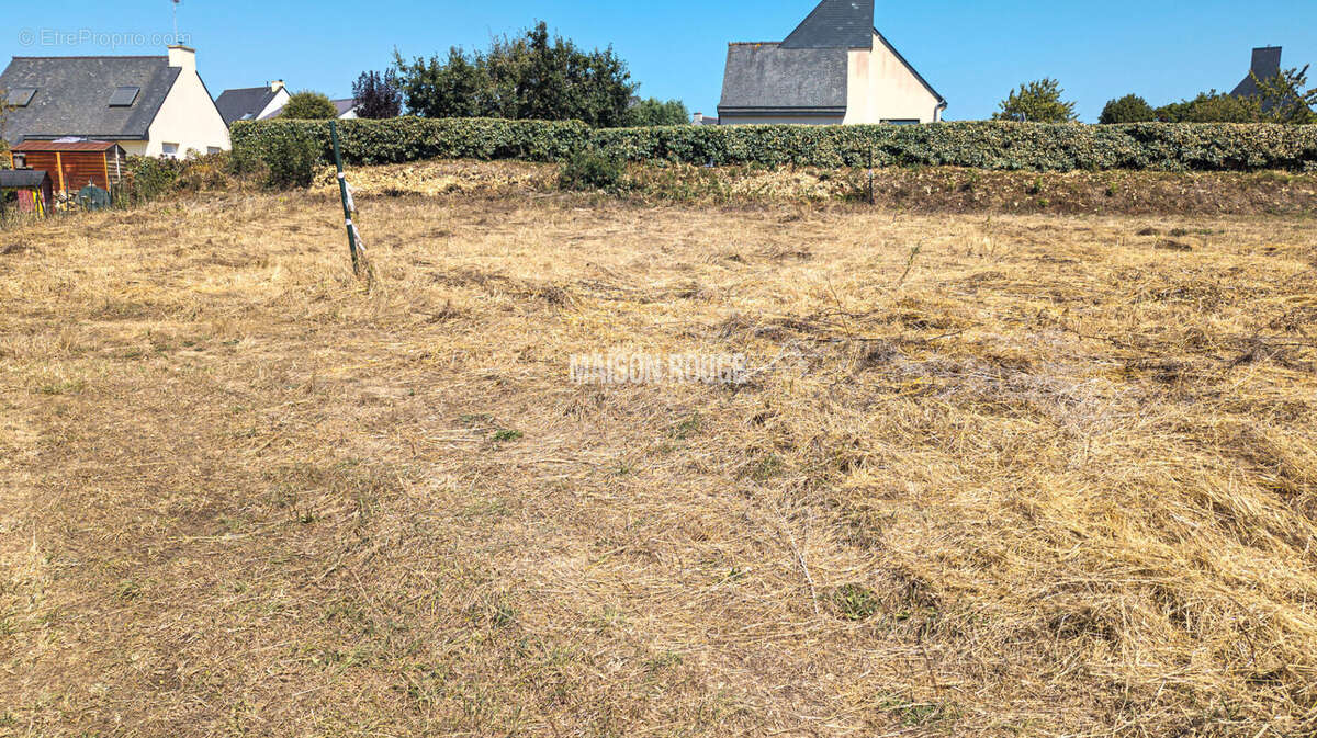 Terrain constructible de 969 m² - Au bourg de Trédarzec - photo 2