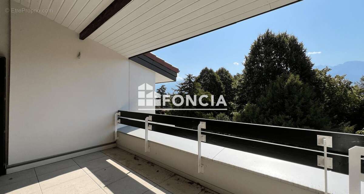 SAINT ISMIER - Magnifique appartement duplex en dernier étage avec piscine - photo 10
