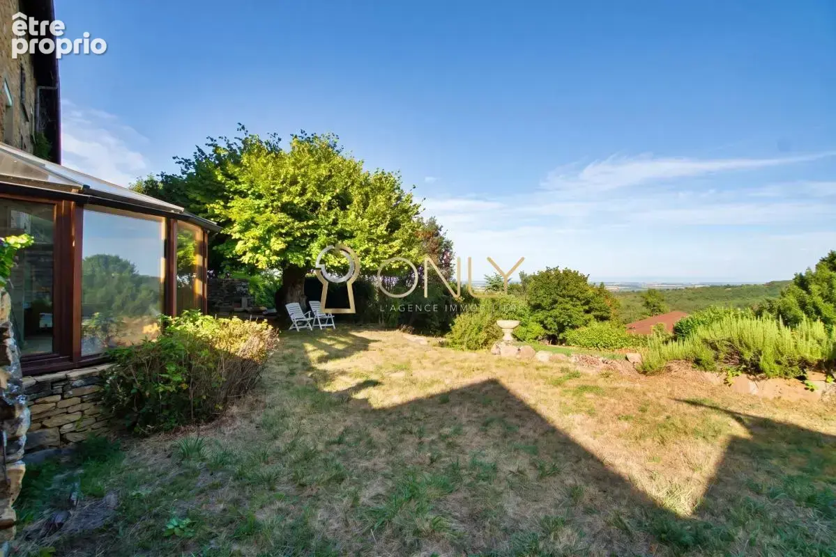 Poleymieux au Mont d'Or - Maison de caractère - 176 M² -  Dépendances - A rénover - photo 10