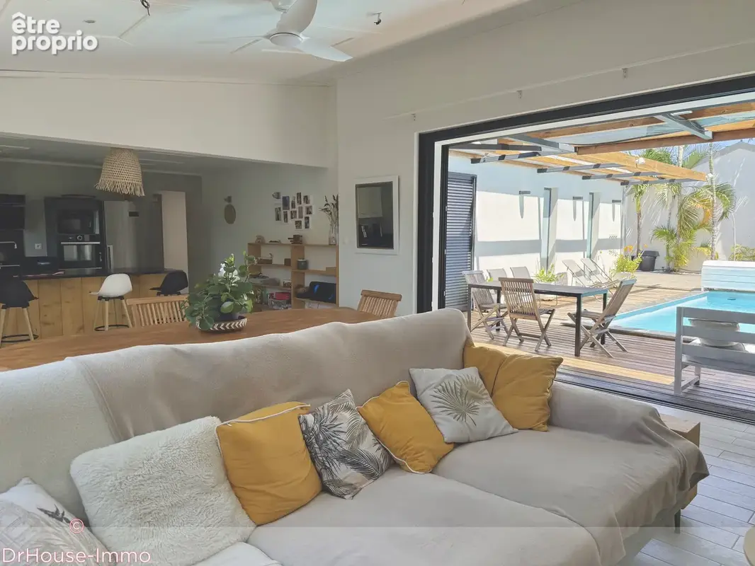 Maison 4 pièces 130 m² à vendre à Saint-Pierre (97410) - photo 2