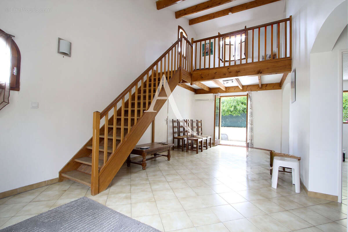 Villeneuve les maguelone - villa non mitoyenne - t5 - construction 1990 -101 m2 - 3 chambres - 1 mezzanine 2 sde - garage - 2 pa - photo 5