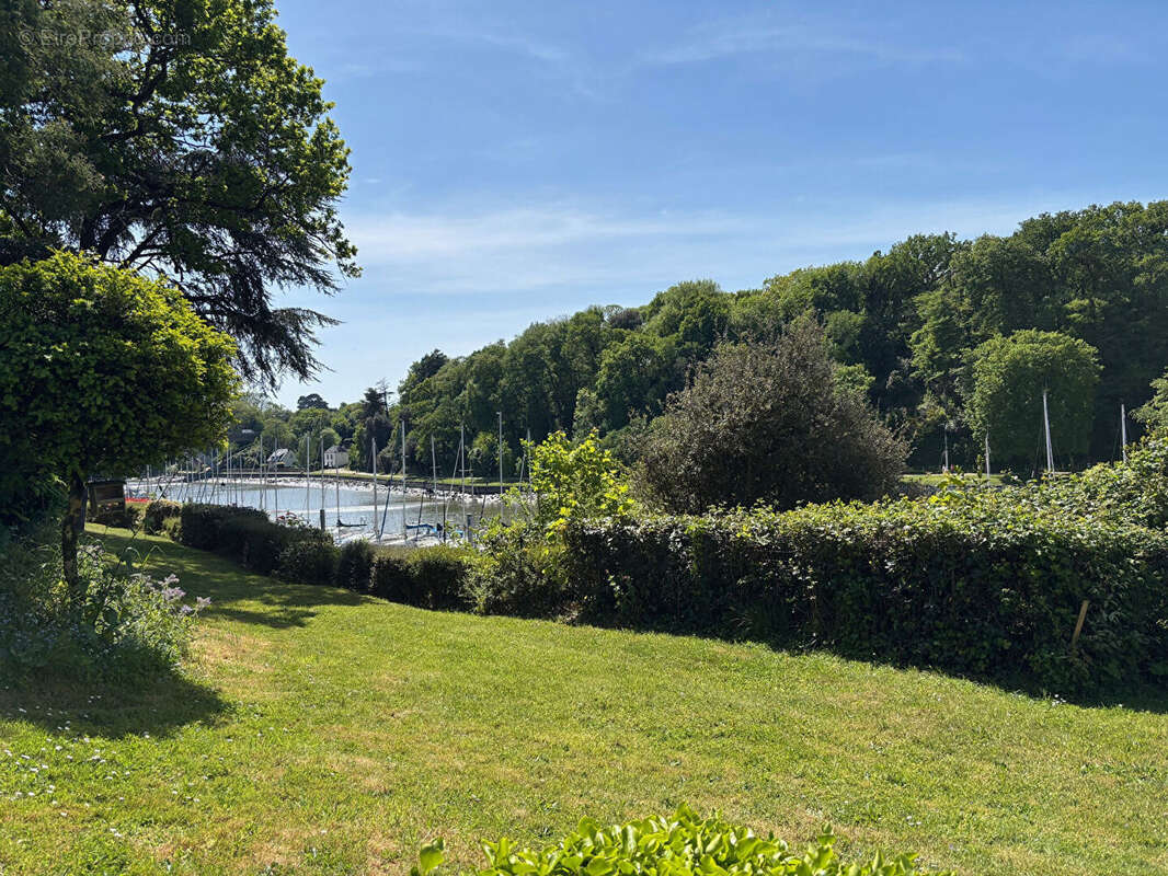 T.2 AURAY SAINT GOUSTAN dans belle Résidence avec terrasse, parking et cave - photo 4