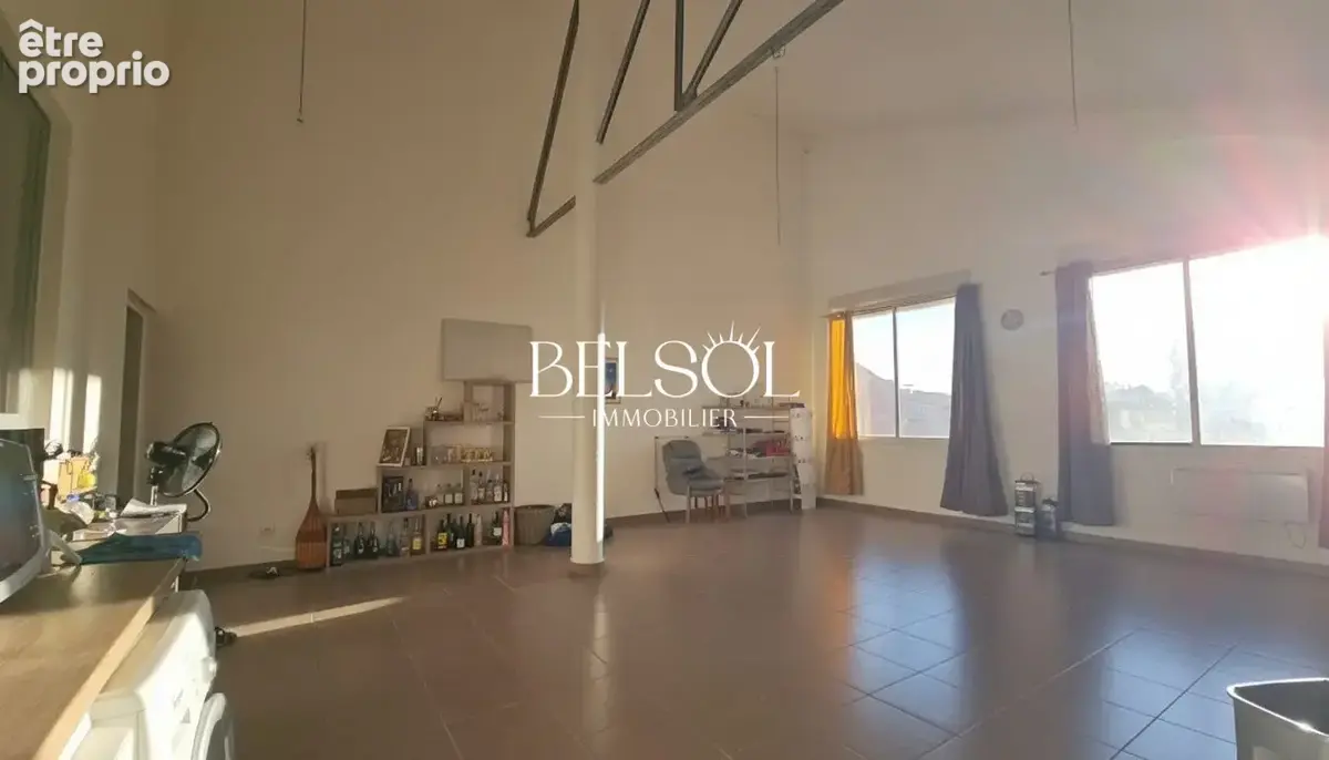 Pièce de vie à vide - espace et volume 