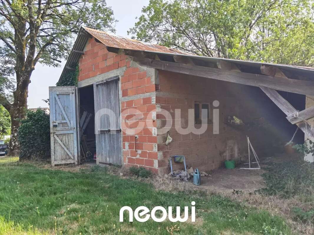 Terrain à SAINT-MAMET-LA-SALVETAT