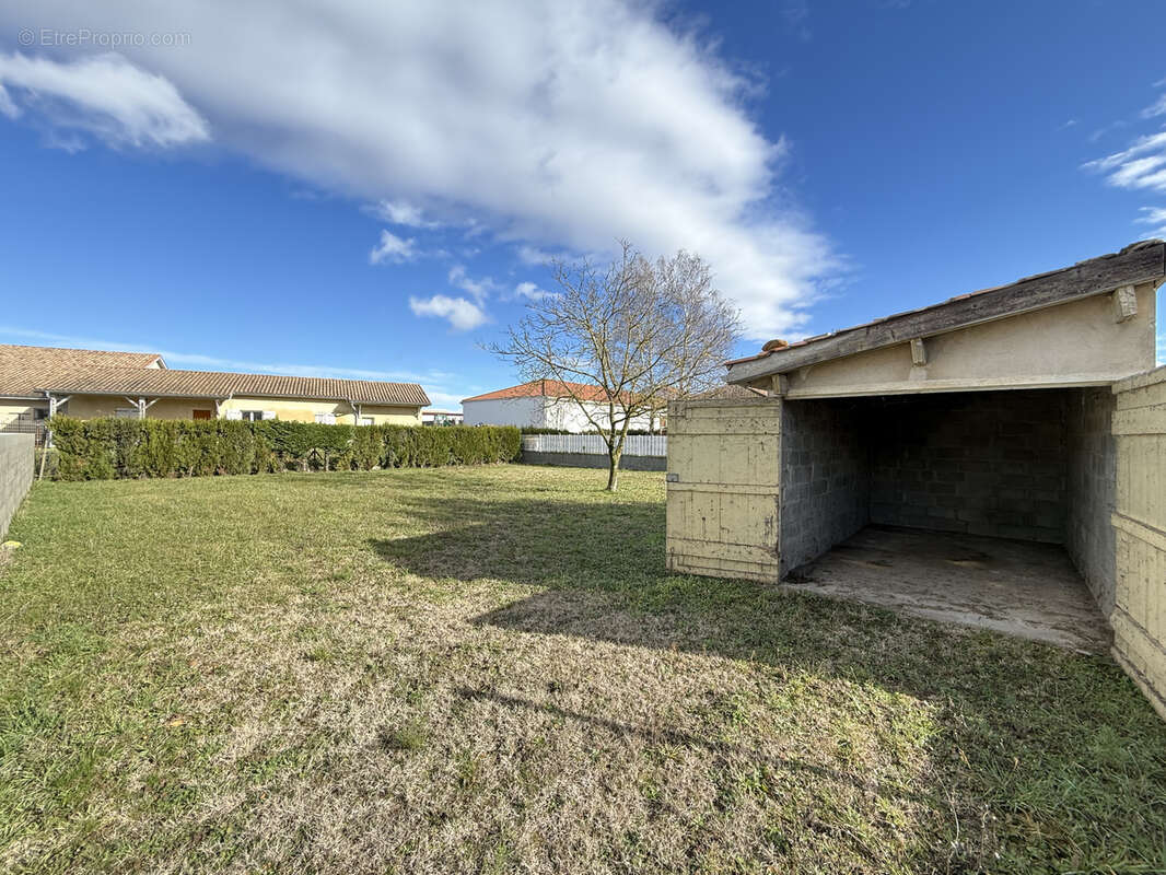 Terrain à AUBERIVES-SUR-VAREZE