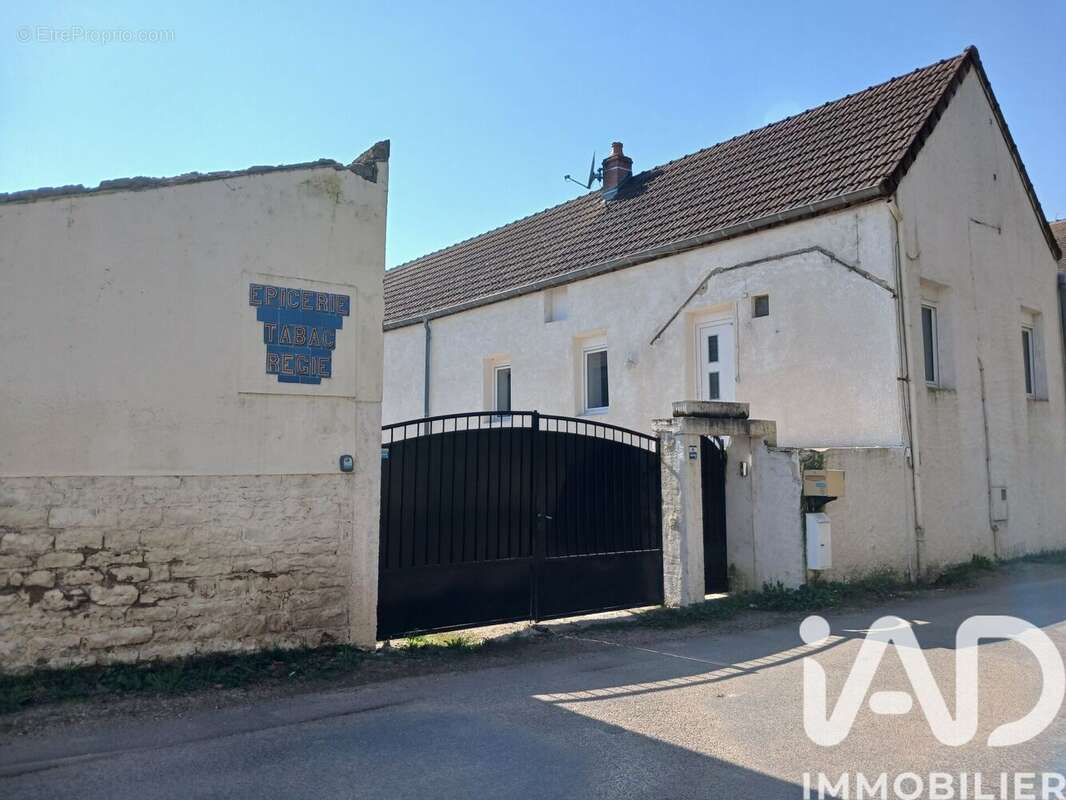 Maison 93 m² à Saint-Sernin-Du-Plain  - photo 2