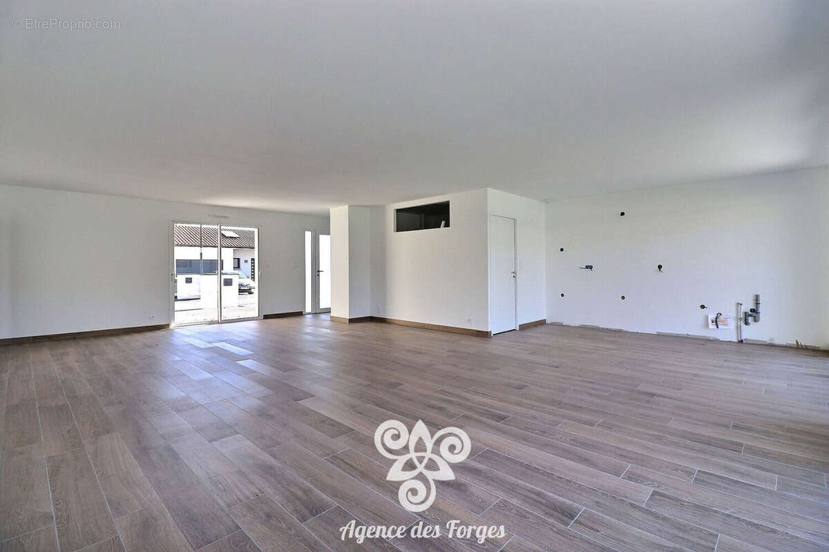 Maison à SAINT-MACAIRE-EN-MAUGES