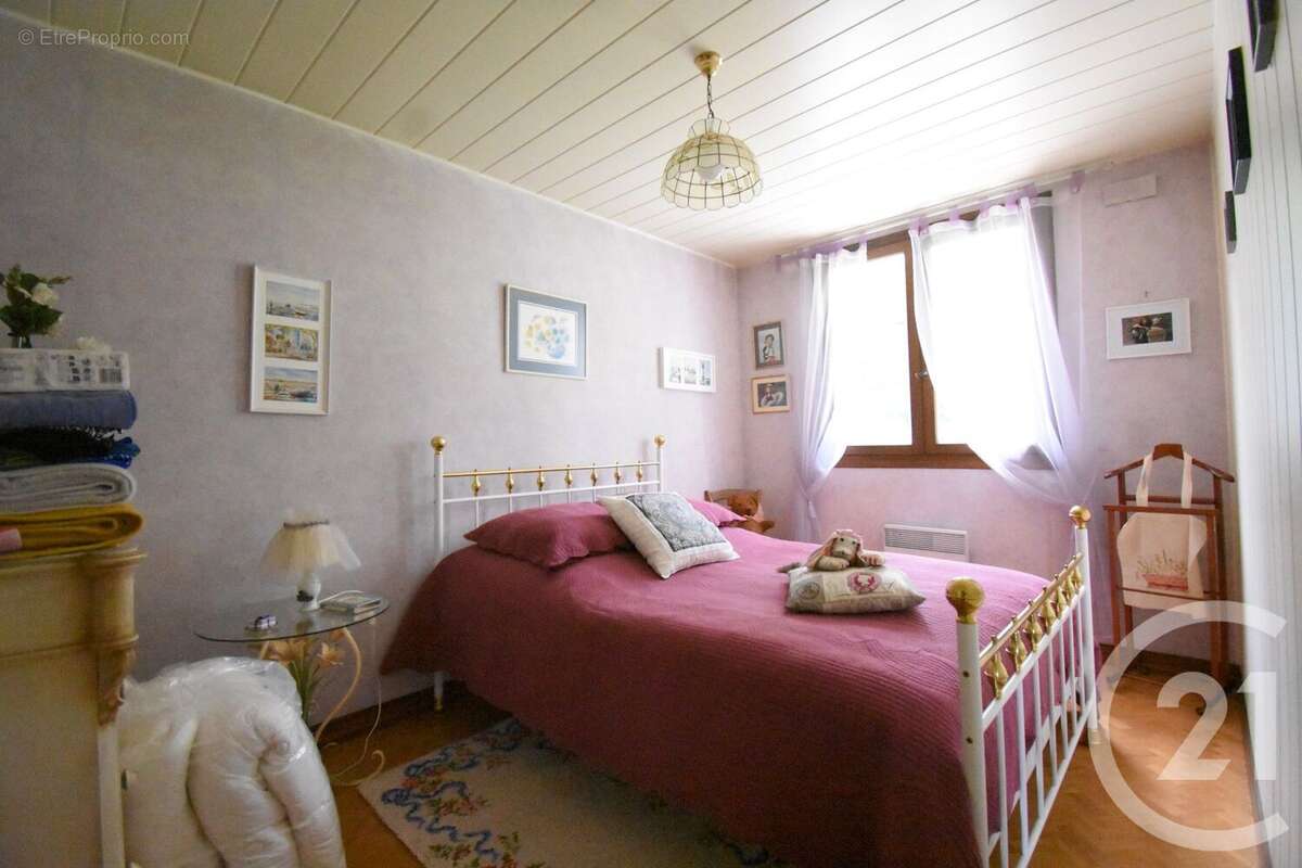 Maison à CREUZIER-LE-VIEUX