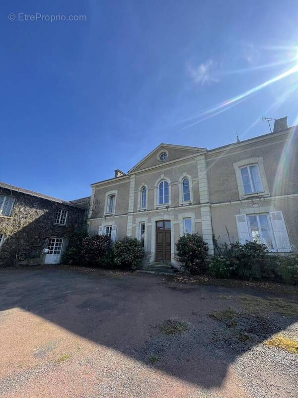 Maison à MONTREVAULT