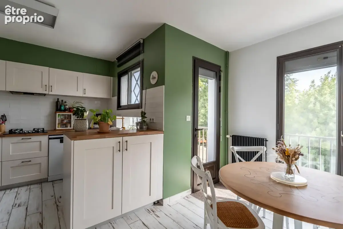 Une maison moderne avec piscine, jardin et parking - photo 18