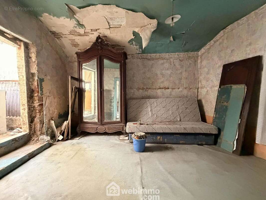 A ses cotés, le salon de 14 m² - Maison à NOUVION-ET-CATILLON