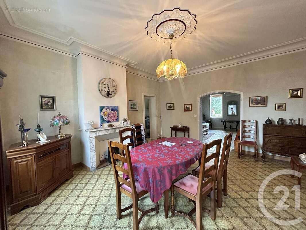 Maison à SAINT-MEDARD-DE-GUIZIERES