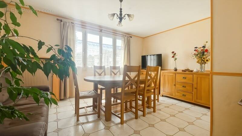 Appartement à LES CLAYES-SOUS-BOIS