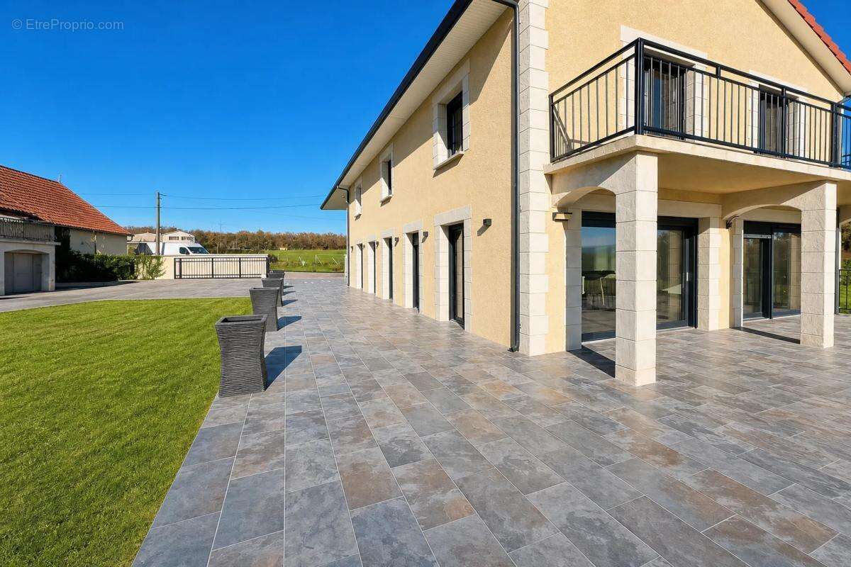 Maison de 390 m² avec terrain de 3 hectares - photo 2