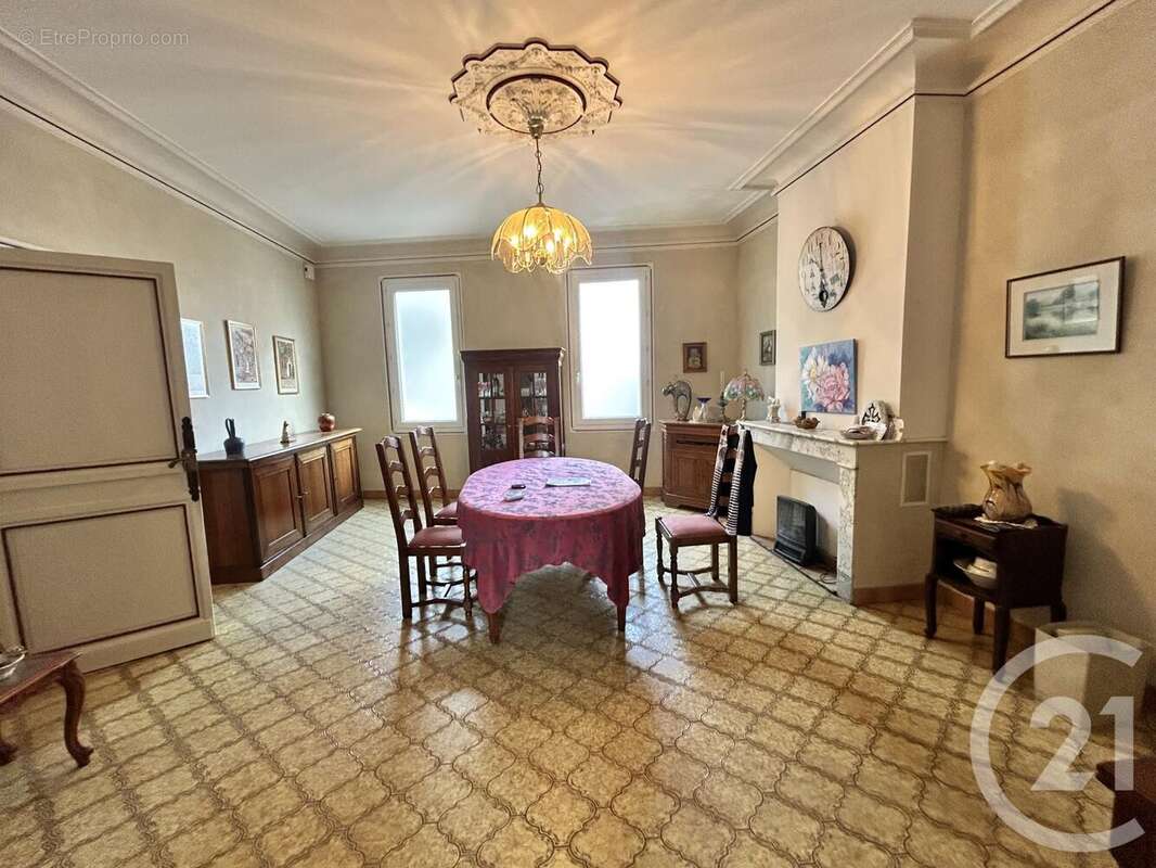 Maison à SAINT-MEDARD-DE-GUIZIERES