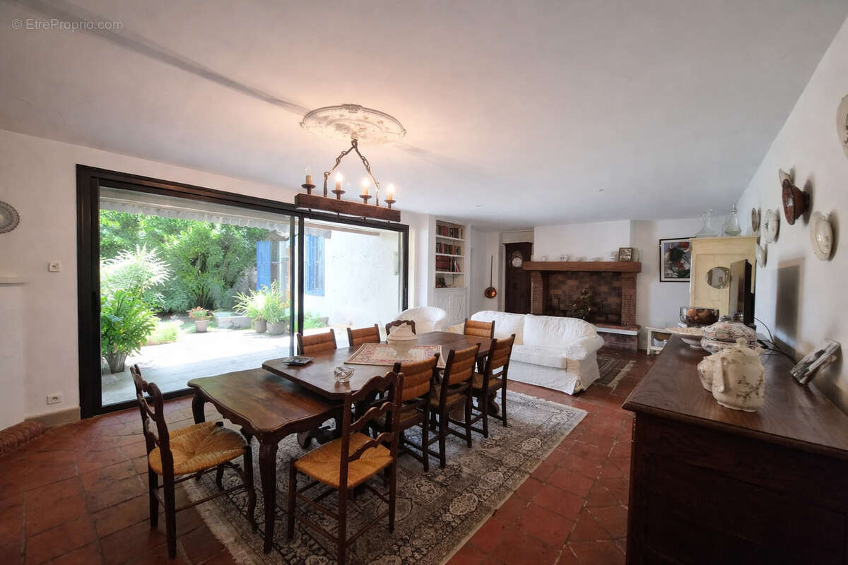 Maison de caractère avec grand terrain, piscine et dépendances - photo 4