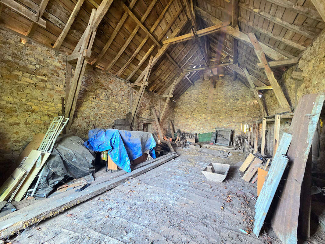 Corps de ferme en pierres avec une vue campagne sur son terrain de près de 2 400m² - photo 7