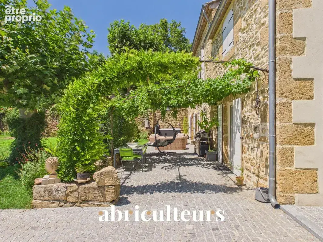 Mas provençal rénové de 249 m² avec dépendance en vente à Grans (13450) - photo 3