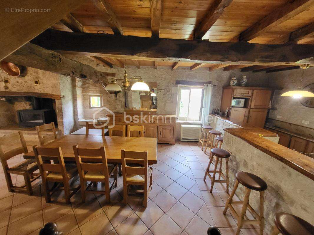 Maison en pierre+ maison locative-hangar et dependances sur parcelle de 8000 m² - photo 7