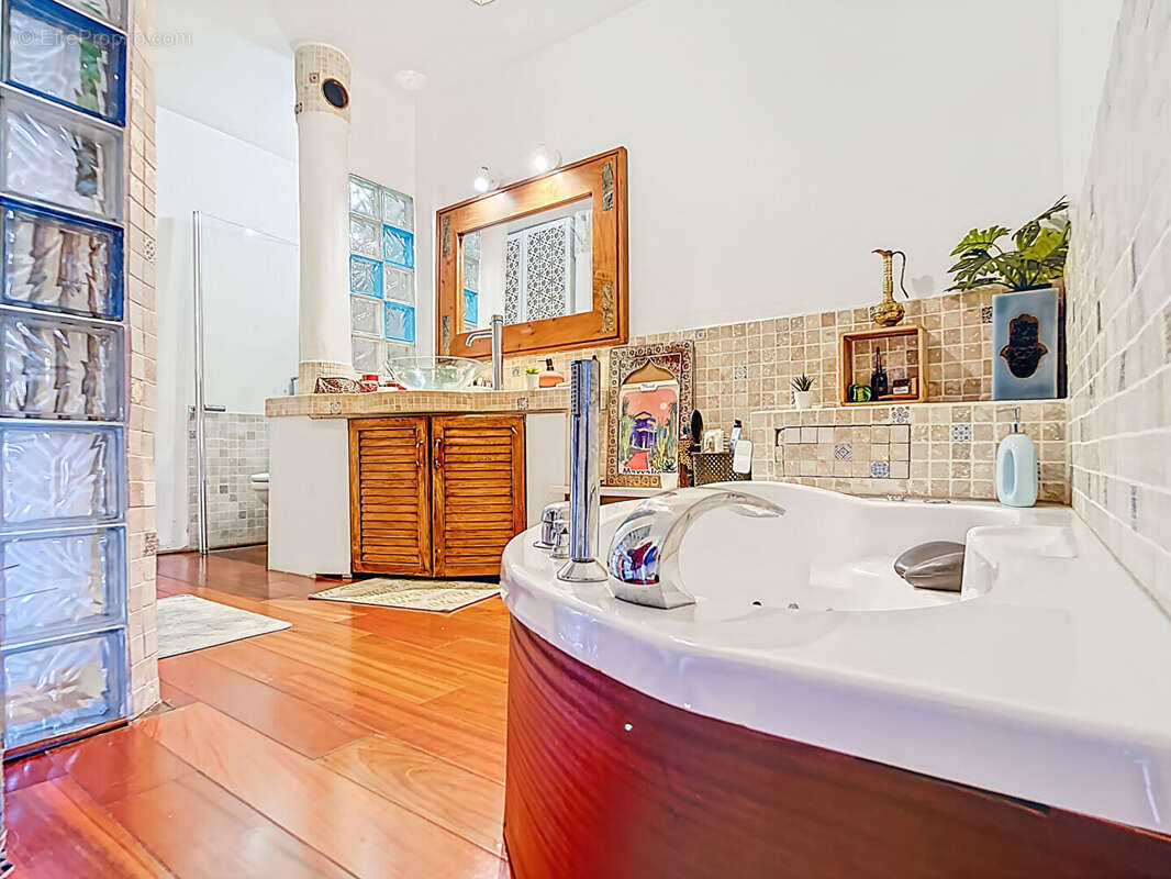 Appartement à MARSEILLE-4E