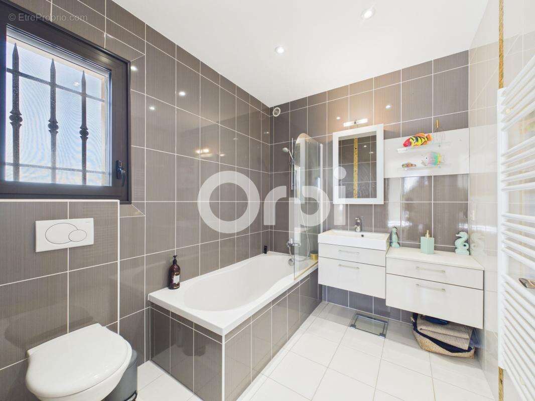 Maison à LA ROQUETTE-SUR-SIAGNE