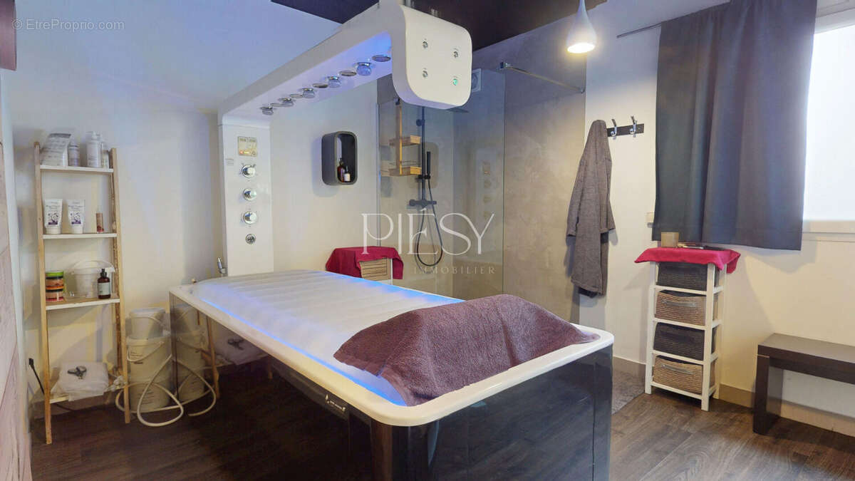 Commerce à ETREMBIERES