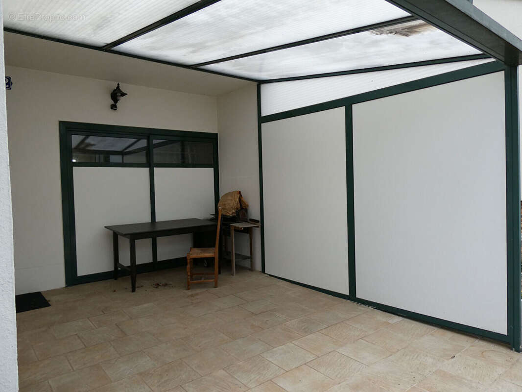 Maison de plain pied avec garage et terrain clos. - photo 3