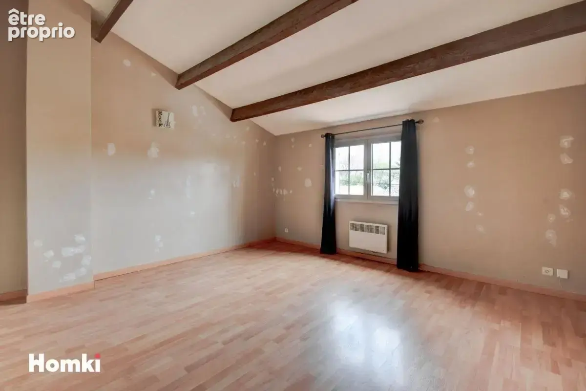 Villa de type 4 jumelee d'un cote avec 2 terrasses un jardin et garage - photo 9