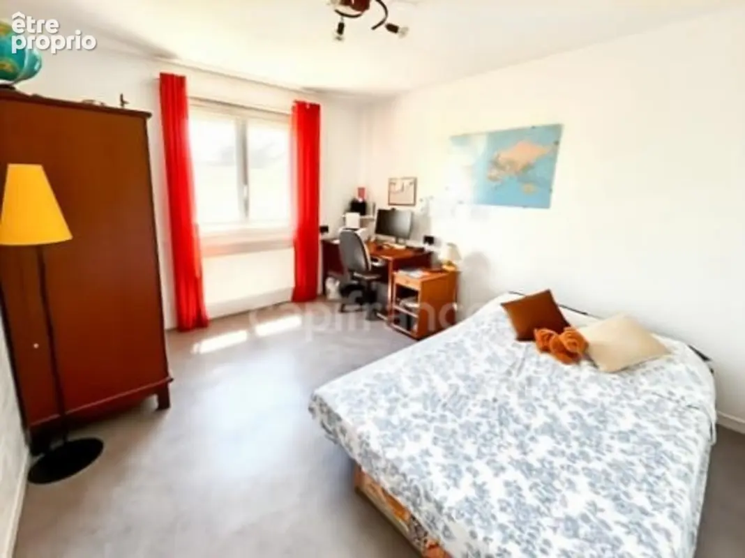 VEAUCHE – Belle maison familiale de 130 m² sur 1050 m² de terrain clos et arboré - photo 9