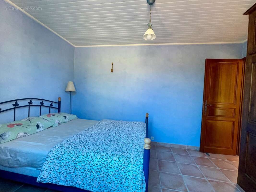 À vendre – Maison avec piscine et grand terrain arboré à Saignon (84400) - photo 16