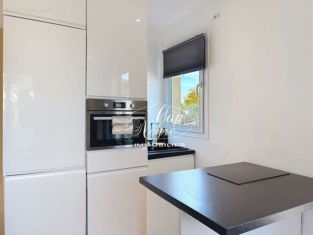 Appartement vue mer proche plage  rénové en dernier étage à vendre à saint tropez - photo 10