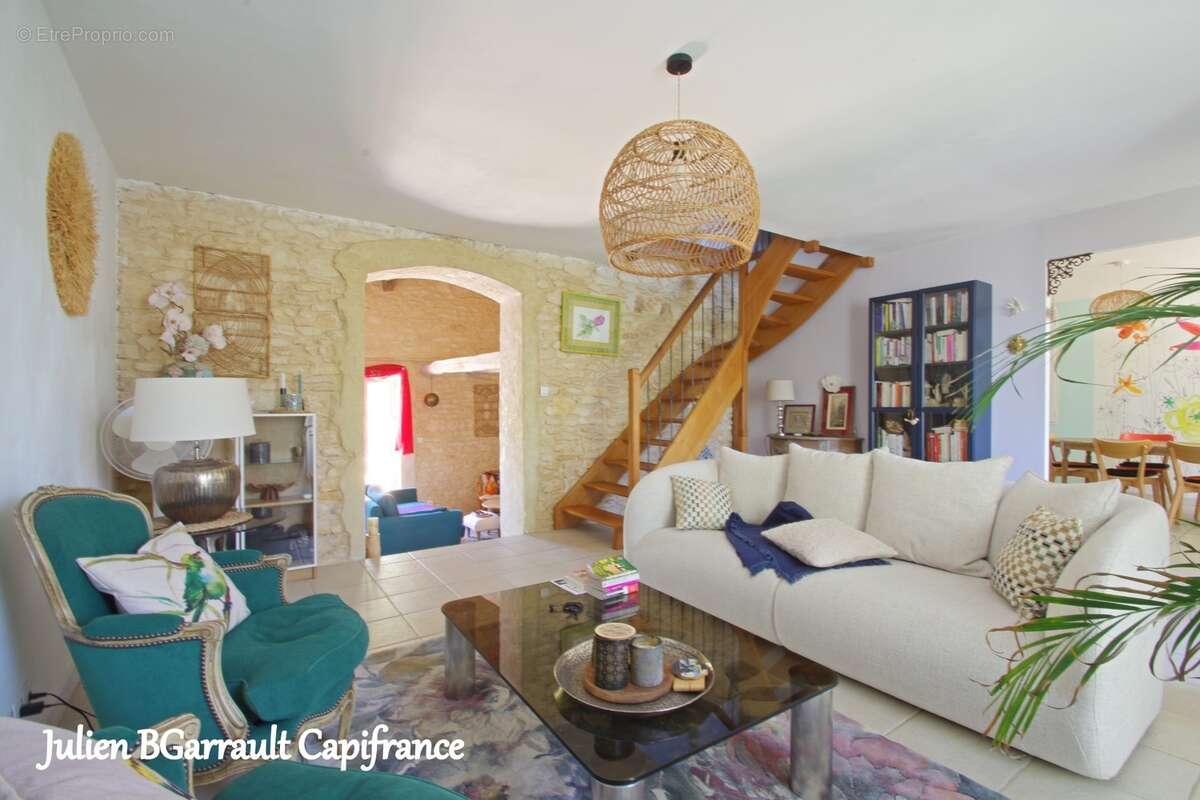 Maison familiale en pierre de 150m² avec 3 chambres rénovée en 2006 sur un terrain arboré et clos de 1617 m² - photo 5