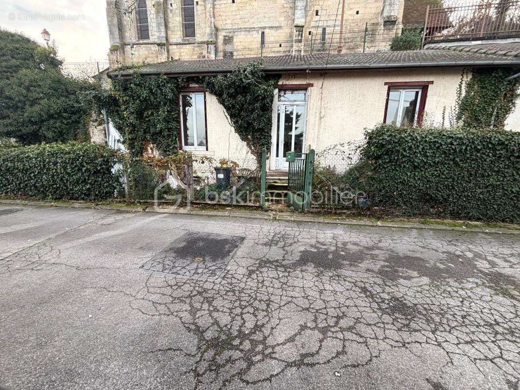 Maison à THIVERNY
