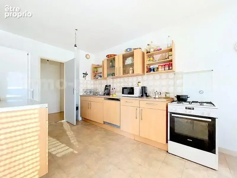 Appartement_T3_Annemasse_belle_superficie_prox_frontière_Suisse_tram_Ceva_direction_GENEVE_Frontaliers_Salon_séjour_dégagement_Chambre_salle_de_bain_grand-balcon_
