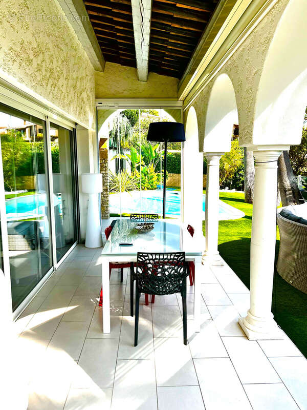 Limite mandelieu ville t4/t5 de 150m2 vue mer panoramique jardin entourant jacuzzi garage - photo 11