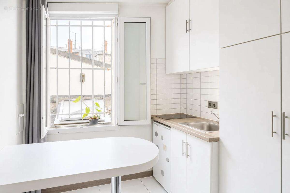 Studette rénovée de 12m² à Paris 3ème - photo 2