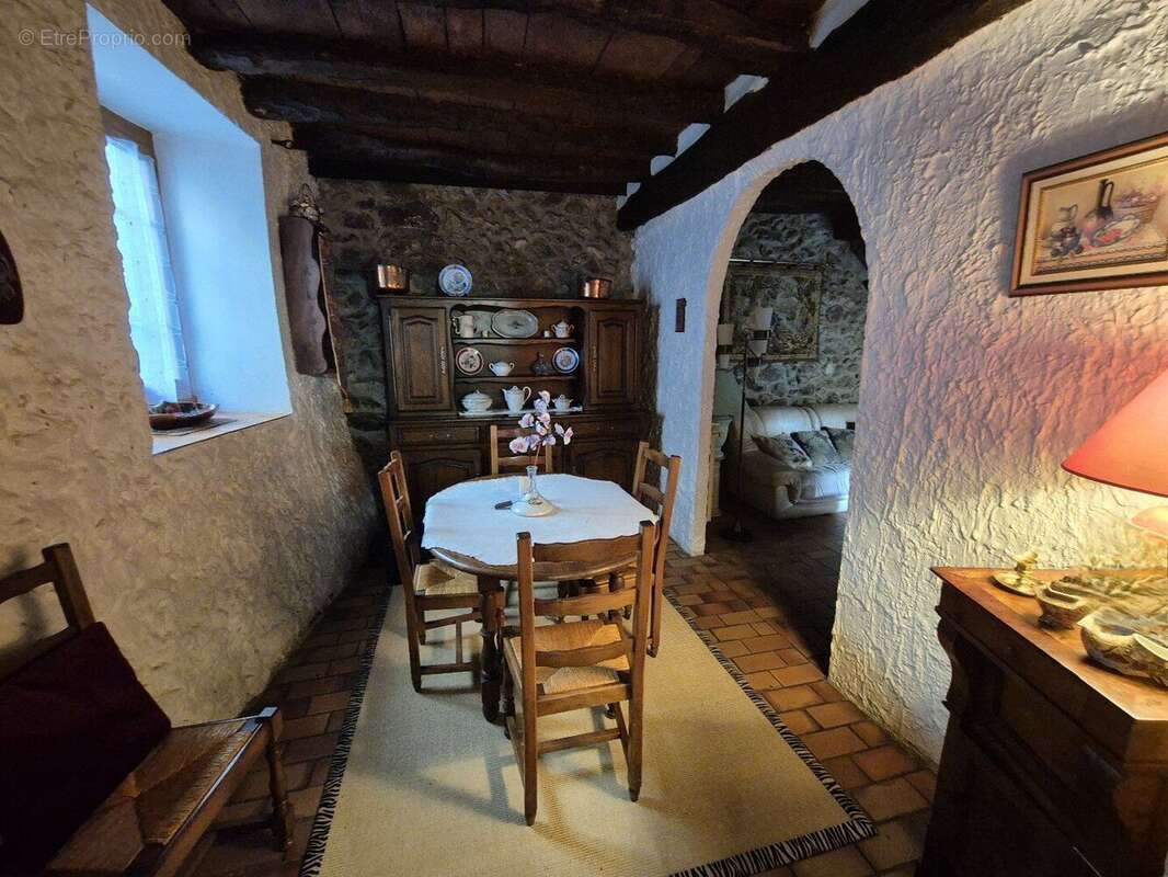 Maison T7 de 180 m² avec patio et jardin - photo 12