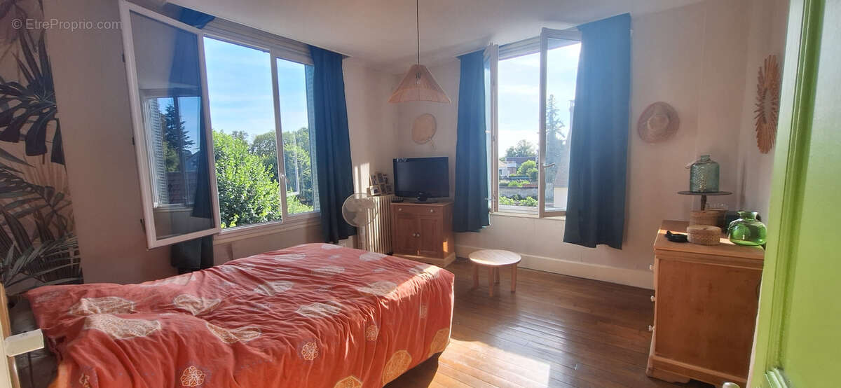 Maison bourgeoise de 190m2,6 chambres,sous-sol,cave,double garage,dependance terrain 806m2. - photo 15