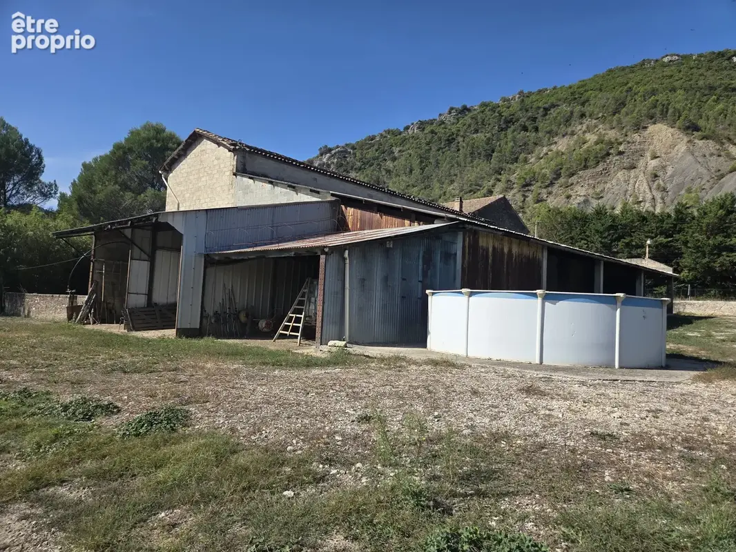 Condorcet, maison ancienne, 200 m2 de dépendances, 7800m2 terrain plat attenant. - photo 7
