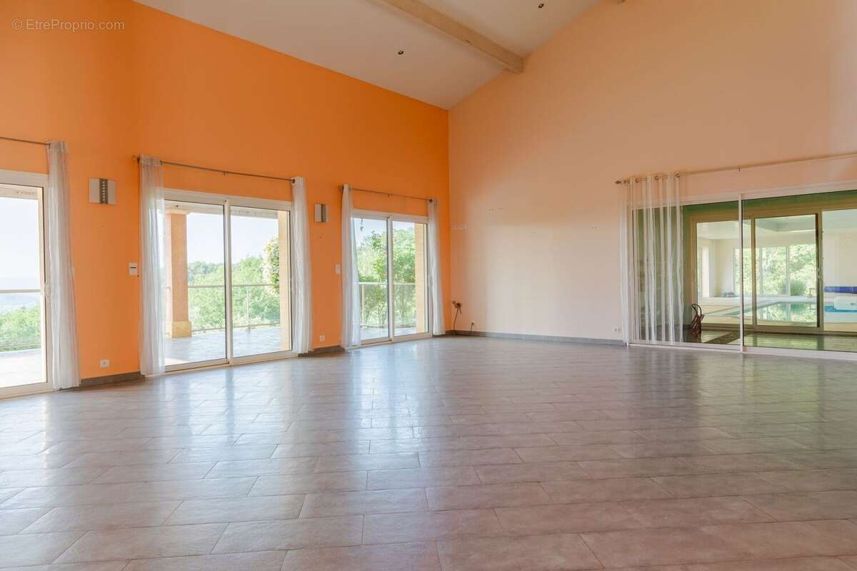 Demeure contemporaine, piscine intérieure, et terrain clos - photo 6