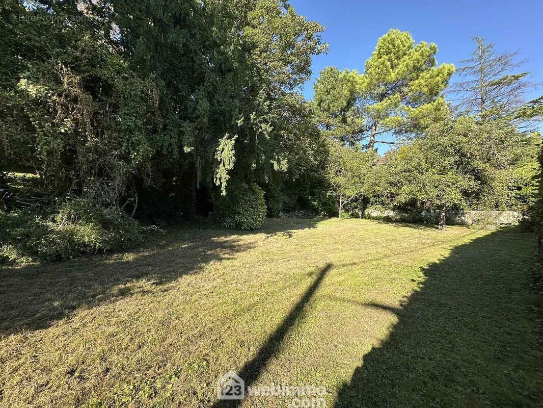 Erigée sur un terrain entièrement clos et arboré de 2340 m² - Maison à LAON