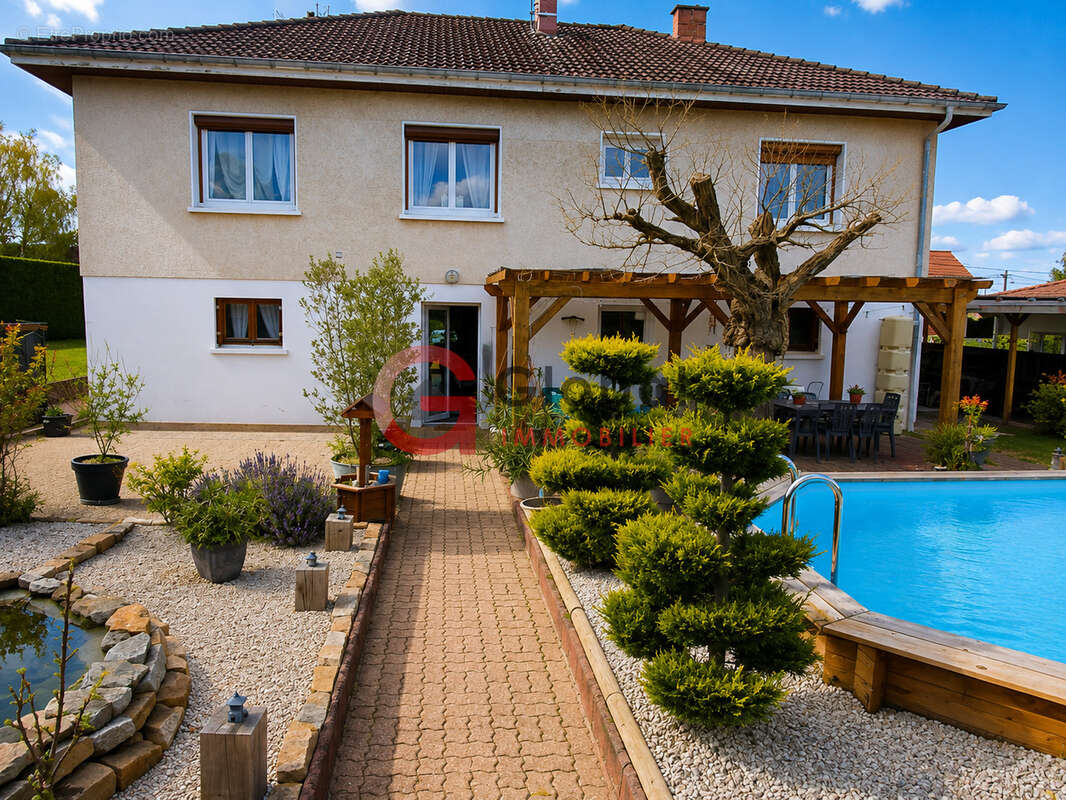 Maison familiale 6 pièces sur terrain de 2 030 m2 avec piscine et jardin - photo 4