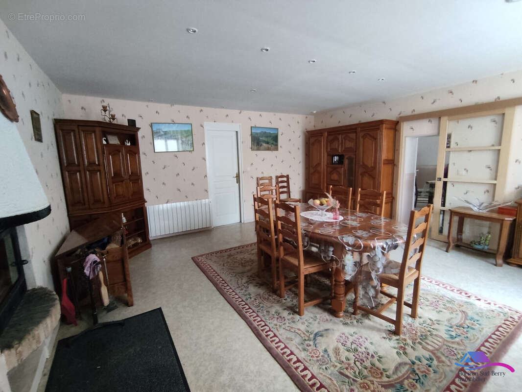 SALLE A MANGER - Maison à LIGNIERES