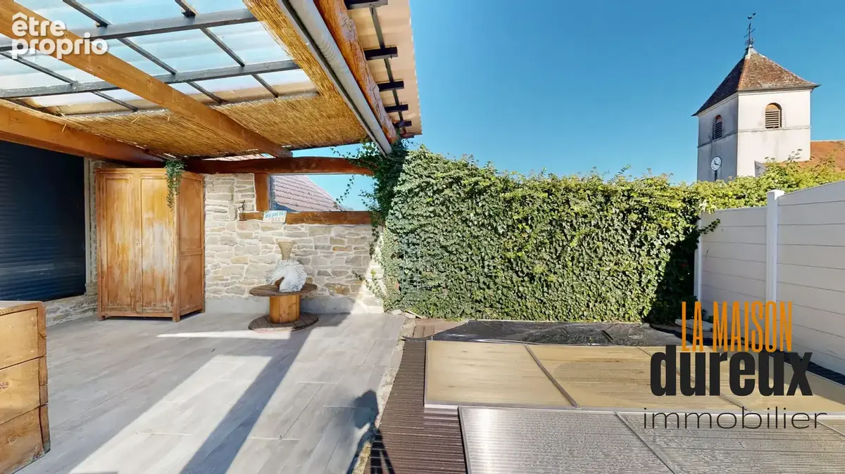 PISCINE ET MEZZANINE AVEC JACUZZI