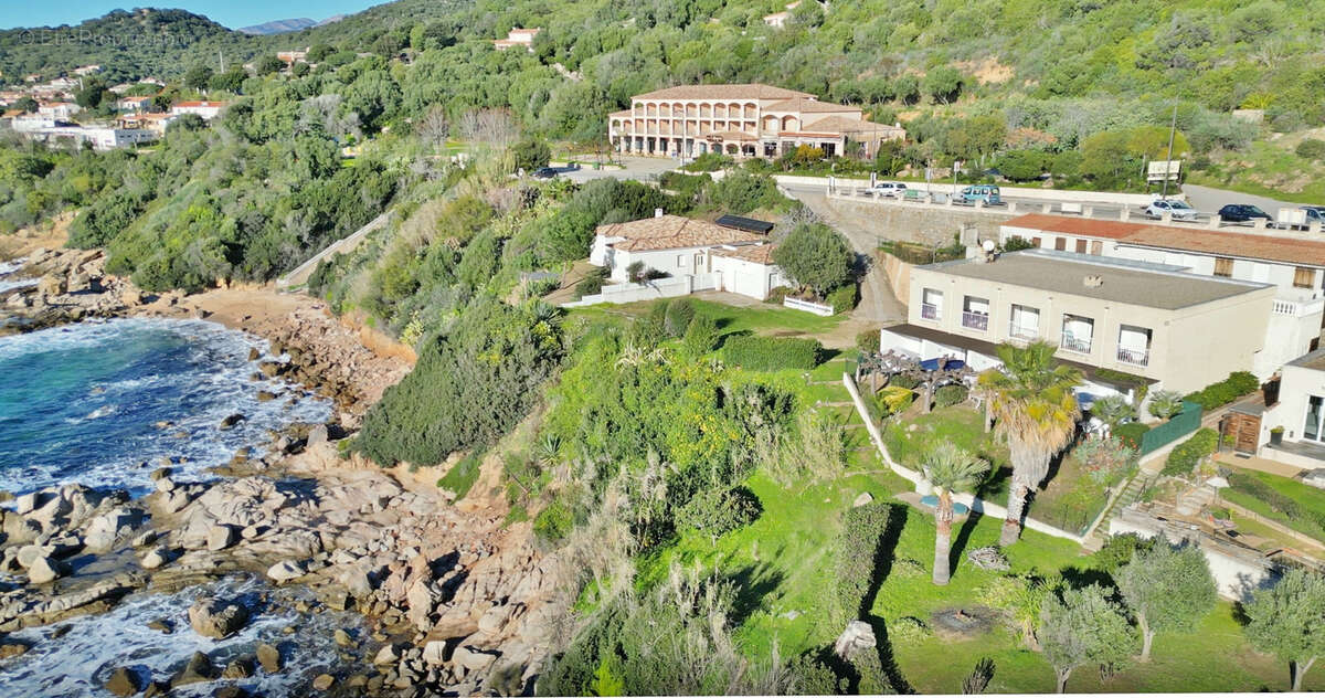 30 minutes d'AJACCIO - Immeuble de 6 appartements pieds dans l'eau - photo 2