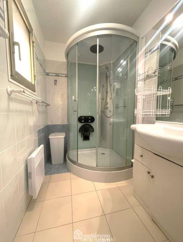 Salle d?eau fonctionnelle. - Appartement à SAINTE-MAXIME