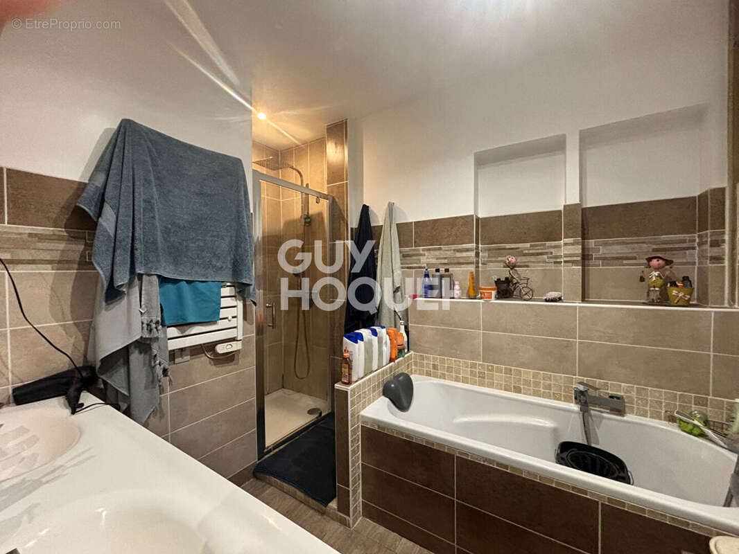 Commerce à ESCOURCE