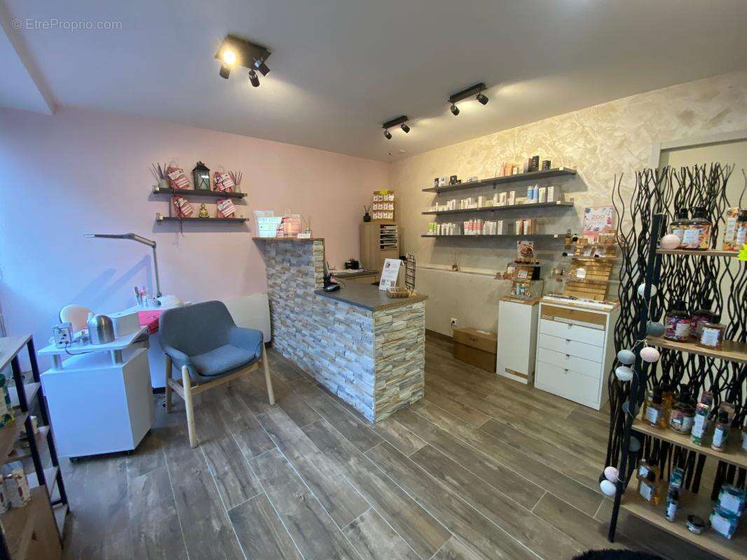 Plouarzel - Immeuble de 3 locaux commerciaux et 3 appartements - photo 6